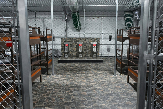 Nhà vệ sinh và giường tầng trong một phòng giam tại nhà tù cá sấu Alcatraz ở bang Florida ngày 1/7. Ảnh: AFP
