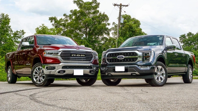 Hai đối thủ cạnh tranh ở thị trường bán tải Mỹ: Ram 1500 và Ford F-150. Ảnh: Twin Pine Ford