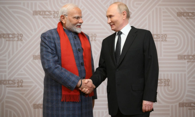 Thủ tướng Modi (trái) và Tổng thống Putin tại hội nghị thượng đỉnh BRICS ở Kazan, Nga tháng 10/2024. Ảnh: AFP