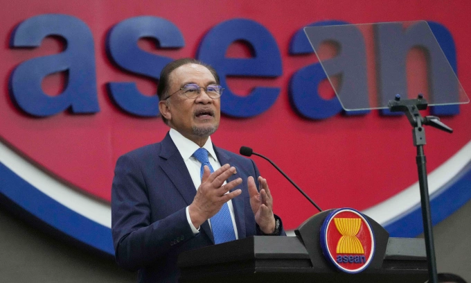 Thủ tướng Malaysia Anwar Ibrahim phát biểu tại trụ sở ASEAN ở Jakarta, Indonesia hôm 29/7. Ảnh: AP