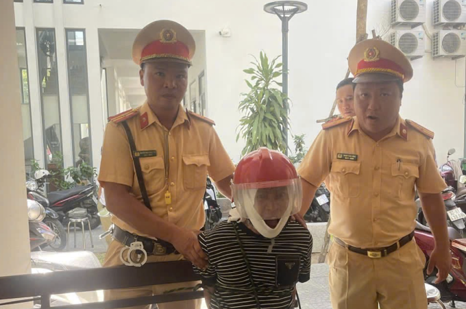 Nam thanh niên có biểu hiện ngáo đá bị CSGT khống chế. Ảnh: Công an cung cấp