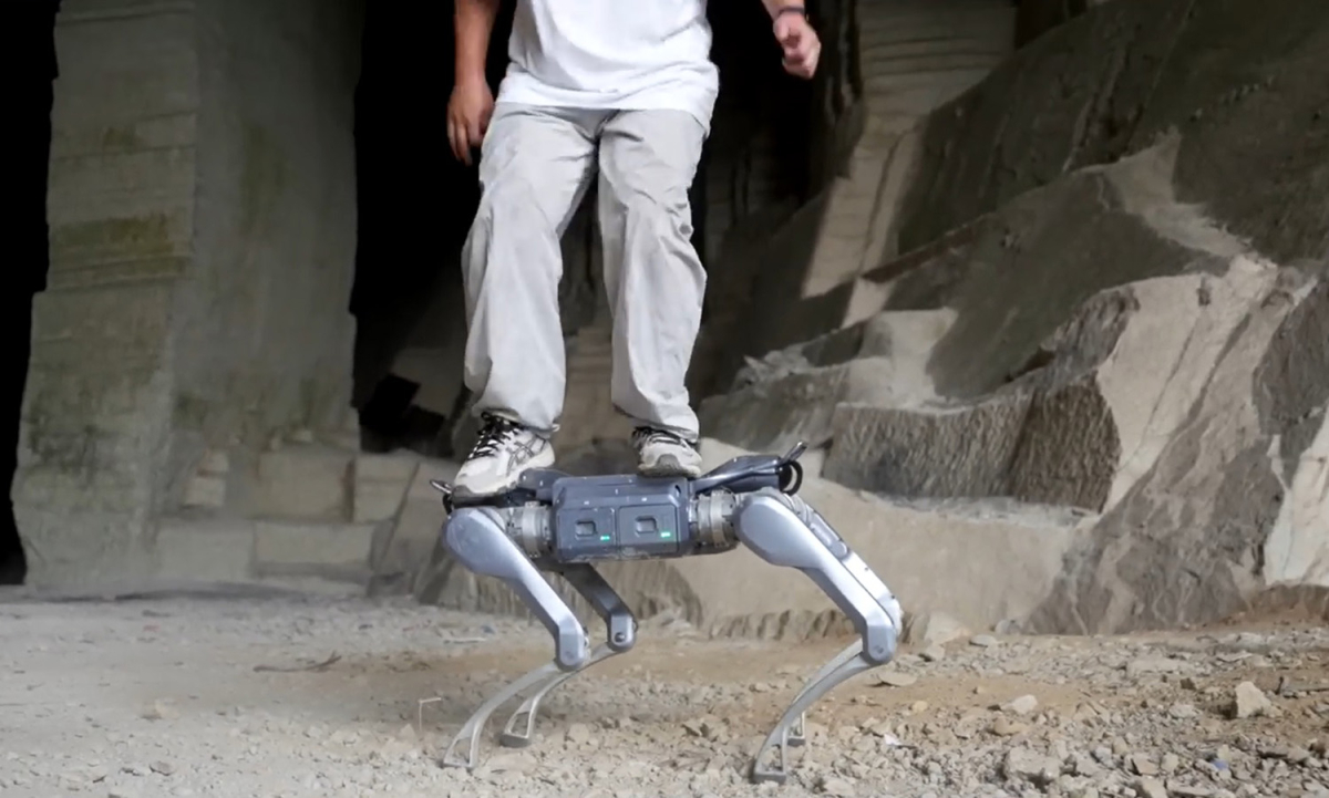 Robot chó Trung Quốc nâng người nặng 100 kg