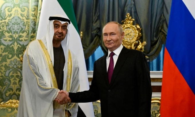 Tổng thống Nga Vladimir Putin gặp Tổng thống UAE Mohamed bin Zayed Al Nahyan tại Điện Kremlin ở Moskva ngày 7/8. Ảnh: AFP
