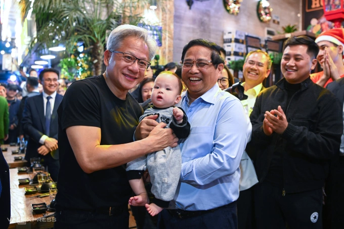Thủ tướng Phạm Minh Chính cùng CEO Nvidia Jensen Huang dạo phố cổ trong chuyến thăm lần thứ hai của ông Huang tới Việt Nam cuối năm 2024. Ảnh: Giang Huy