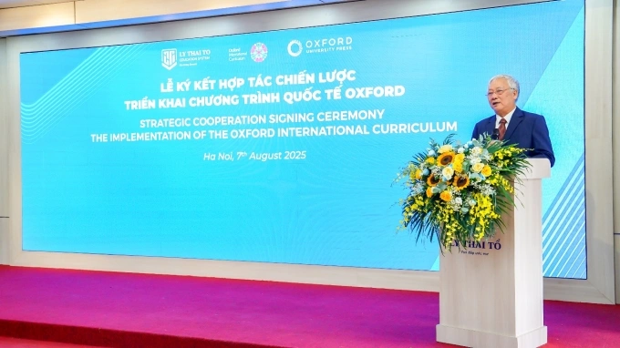 Ông Đào Ngọc Thanh - Chủ tịch Hội đồng thành viên Hệ thống Giáo dục Lý Thái Tổ phát biểu tại lễ ký kết hợp tác với Nhà xuất bản Đại học Oxford. Ảnh: Hệ thống Giáo dục Lý Thái Tổ