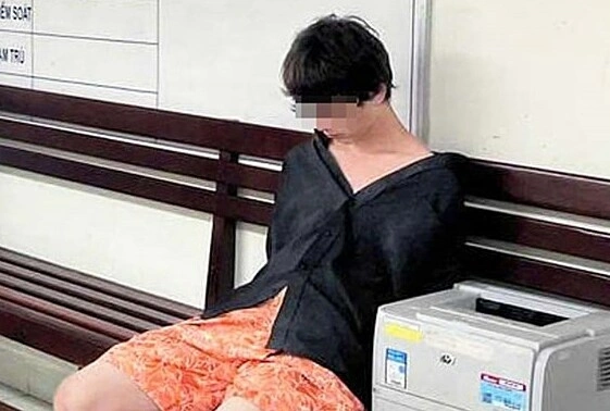 Thanh niên người Nga bị đưa về trụ sở công an khi tấn công cán bộ CSGT ở Nha Trang. Ảnh: Công an tỉnh Khánh Hòa