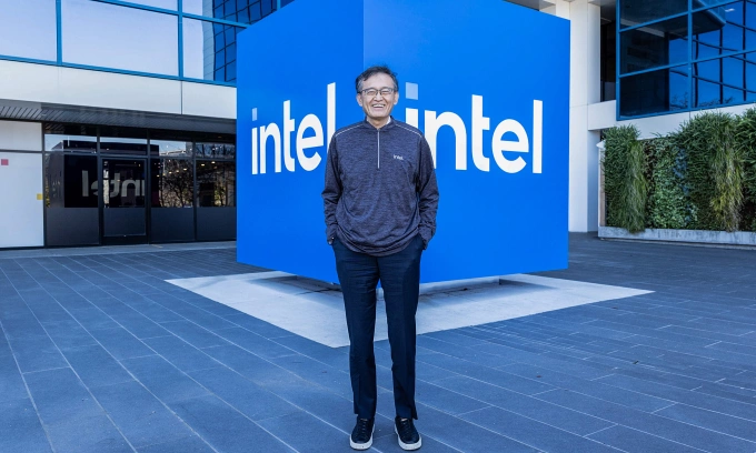 CEO Intel Lip-Bu Tan trước trụ sở công ty ở California hồi tháng 3. Ảnh: Intel