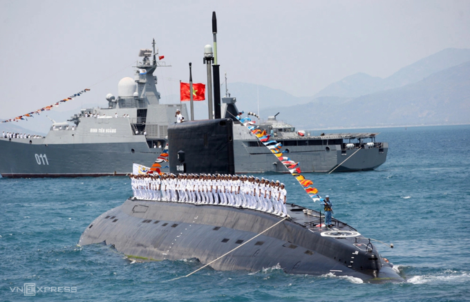 Tàu ngầm kilo trong quân cảng Cam Ranh (Khánh Hòa) dịp 70 năm thành lập Hải quân nhân dân Việt Nam, năm 2015. Tàu ngầm kilo sẽ là một trong những lực lượng tham gia diễu binh trên biển năm nay. Ảnh: An Nhơn