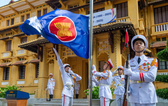 Đội danh dự Quân đội Nhân dân Việt Nam cử hành nghi thức thượng cờ ASEAN tại trụ sở Bộ Ngoại giao ngày 8/8. Ảnh: Giang Huy