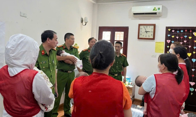 Công an làm việc với các trường hợp mang thai hộ. Ảnh: Công an cung cấp