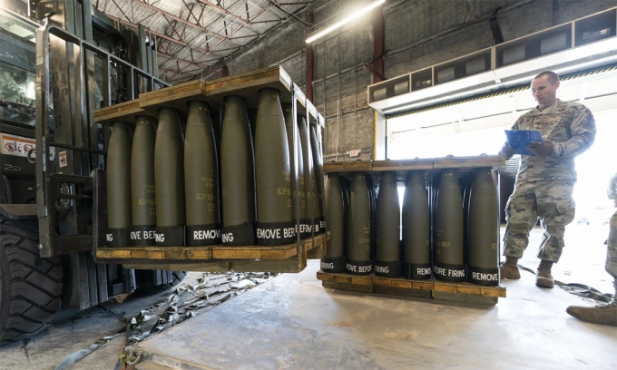 Binh sĩ Mỹ kiểm tra lô đạn pháo dự kiến chuyển cho Ukraine tại căn cứ không quân Dover, bang Dover Air Force Base, bang Delaware tháng 4/2022. Ảnh: AP