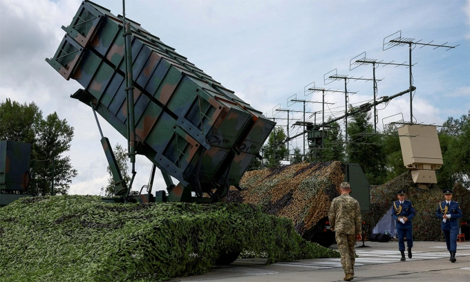 Bệ phóng Patriot cùng một số radar tại sự kiện ở Ukraine tháng 8/2024. Ảnh: Reuters