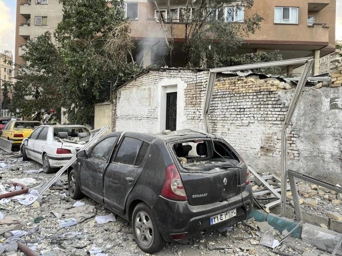 Khung cảnh tan hoang sau vụ tập kích ở Tehran, Iran, ngày 13/6. Ảnh: AP