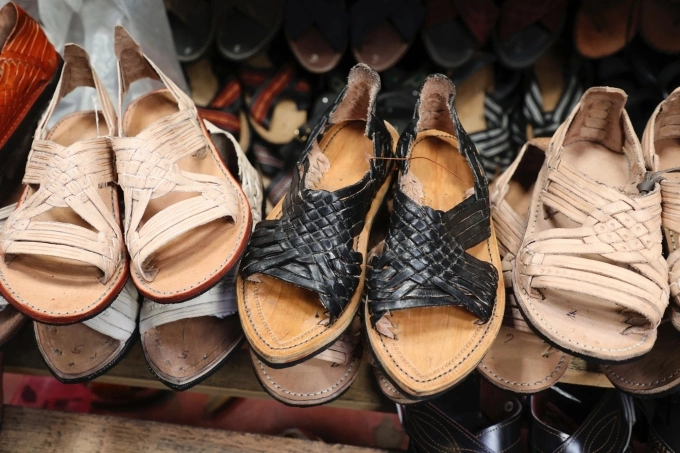 Những đôi huaraches được bày bán tại một khu chợ ở bang Oaxaca, Mexico ngày 8/8. Ảnh: AP