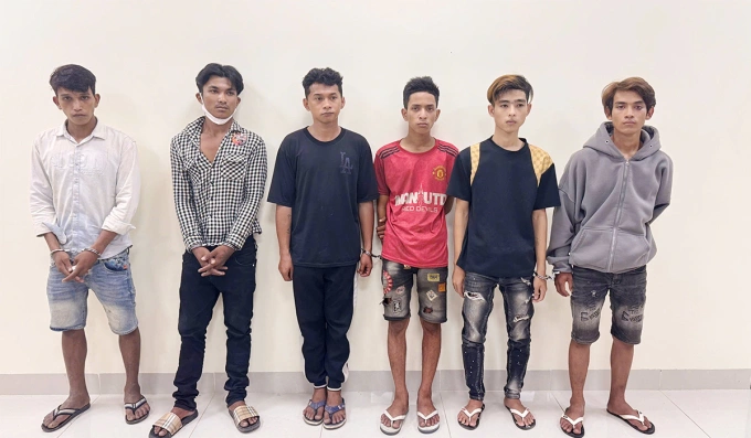Chau Đi, Chau Mai, Chau Đôm, Chau Sên, Trương Minh Hiền, Chau Thay (từ trái sang) tại cơ quan điều tra. Ảnh: Tiến Tầm