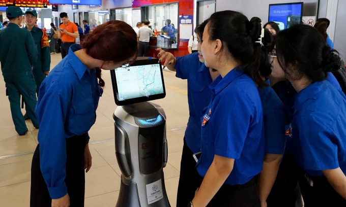 Nhóm bạn trẻ trải nghiệm các tính năng của robot. Ảnh: Bảo Lâm