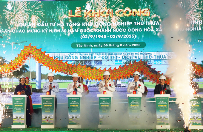 Lãnh đạo tỉnh Tây Ninh thực hiện nghi thức khởi công dự án. Ảnh: Nam An
