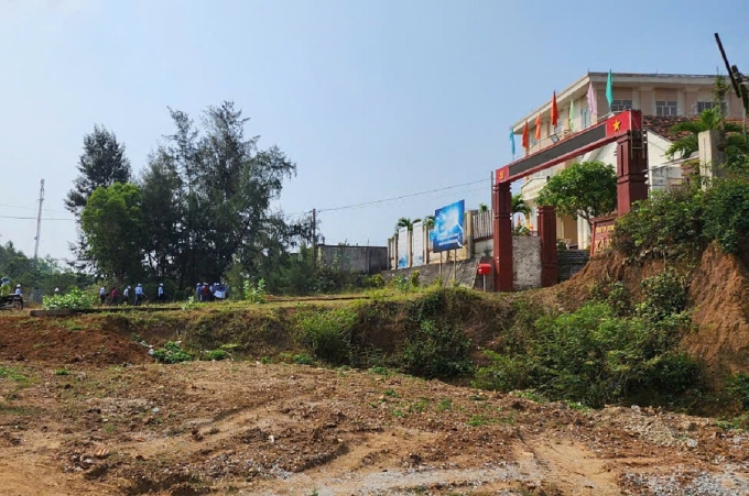 Trụ sở xã Bình Hải cũ nằm ở vị trí cao hơn mặt đường khoảng 3 m. Ảnh: Phạm Linh