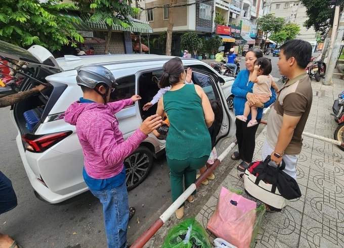 Gia đình anh Như Ý gồm 3 người lớn, 3 trẻ em thuê taxi để tiếp tục hành trình sau sự cố cháy xe. Ảnh: Đình Văn
