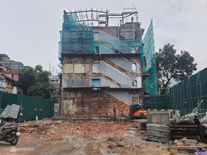 Tòa nhà Hàm cá mập đã được phá xong, chính quyền đang tiến hành chỉnh trang tòa nhà Hapro (số 7-9 Đinh Tiên Hoàng). Ảnh: Võ Hải
