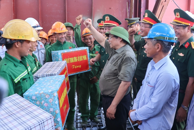 Thủ tướng Phạm Minh Chính tặng quà, động viên cán bộ, kỹ sư, công nhân đang thi công cầu Phong Châu mới trên địa bàn tỉnh Phú Thọ. Ảnh: Nhật Bắc
