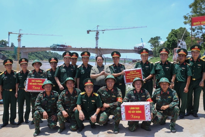 Thủ tướng tặng quà động viên cán bộ, chiến sĩ Lữ đoàn 249, Binh chủng Công binh (Bộ Quốc phòng). Ảnh: Nhật Bắc