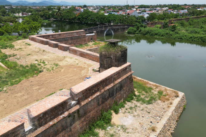 Lô cốt quân sự nằm gần Đông thành thủy quan cản lối đi bộ trên di tích Thượng Thành đang trùng tu. Ảnh: Võ Thạnh
