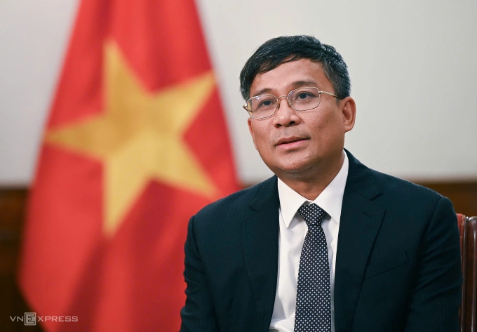 Thứ trưởng Ngoại giao Nguyễn Minh Vũ trả lời phỏng vấn báo chí về chuyến thăm Hàn Quốc của Tổng Bí thư Tô Lâm. Ảnh: Giang Huy