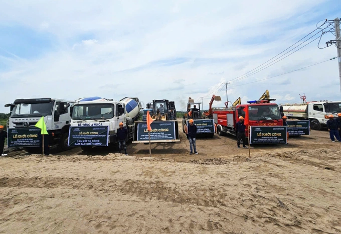 Máy móc thực hiện nghi thức khởi công. Ảnh: Nam An