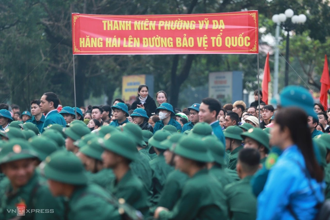 Thanh niên Huế lên đường nhập ngũ. Ảnh: Võ Thạnh