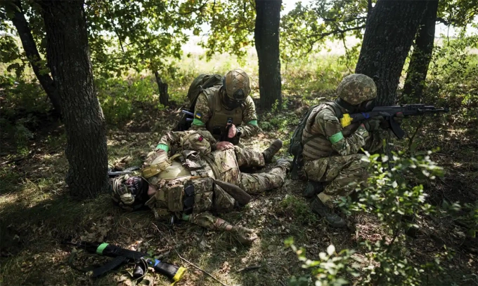 Binh sĩ Ukraine huấn luyện trên thao trường gần thành trì Pokrovsk, tỉnh Donetsk ngày 8/8. Ảnh: AP