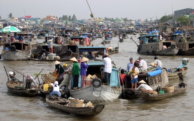 Không khí giao thương trên chợ nổi Cái Răng. Ảnh: Huy Phong