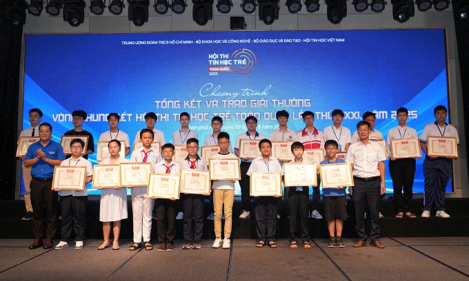 Các em học sinh nhận giải tại hội thi, ngày 10/8/2025. Ảnh: Ban tổ chức