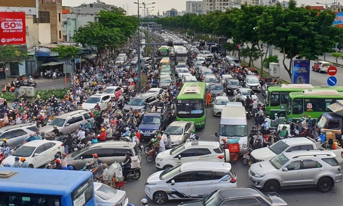 Dòng xe ùn ứ trên đường Phạm Văn Đồng, gần sân bay Tân Sơn Nhất, năm 2014. Ảnh: Hạ Giang