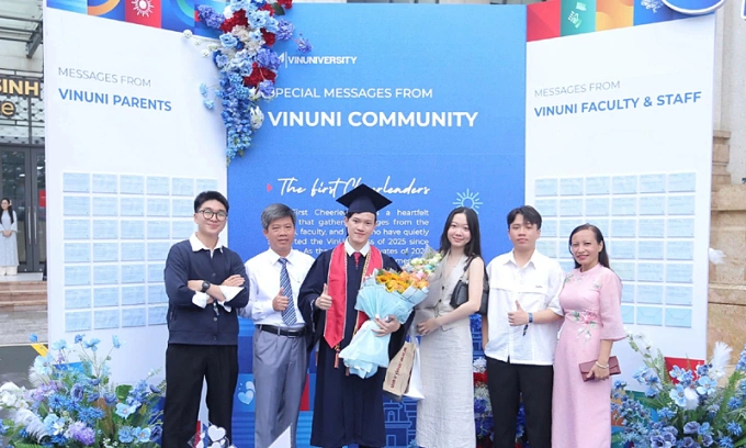 Gia đình tới chúc mừng Khuyến trong lễ tốt nghiệp. Ảnh: Nhân vật cung cấp