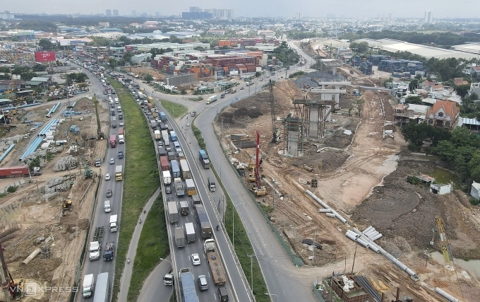 Công trường Vành đai 3 TP HCM đoạn qua nút giao Tân Vạn, tháng 7/2025. Ảnh: Quỳnh Trần