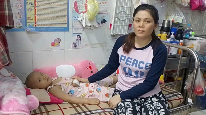 Chị Trần Thị Thùy Duyên bên giường bệnh của con gái Nguyễn Như Ý, 4 tuổi tại Bệnh viện Nhi đồng 2, TP HCM, đầu tháng 8/2025. Ảnh: Nhân vật cung cấp