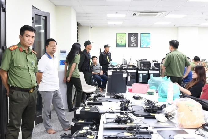 Công an khám xét tại hiện trường tổ chức phạm tội. Ảnh: Công an cung cấp