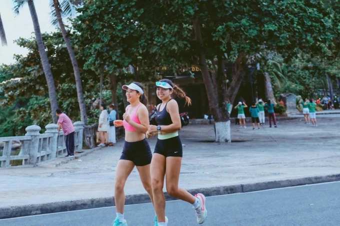 Hai nữ runner luyện tập dọc cung đường bờ biển Nha Trang. Ảnh: Facebook/Kim Viên