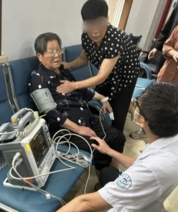 Bà Hà cần được chăm sóc y tế sau khi xúc động vì nhìn thấy con trai bị còng tay. Ảnh: Weibo
