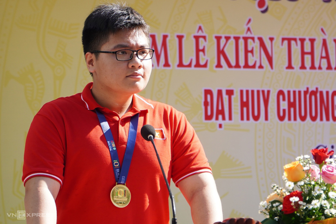 Em Lê Kiến Thành chia sẻ tại buổi gỡ gỡ. Ảnh: Trần Hóa