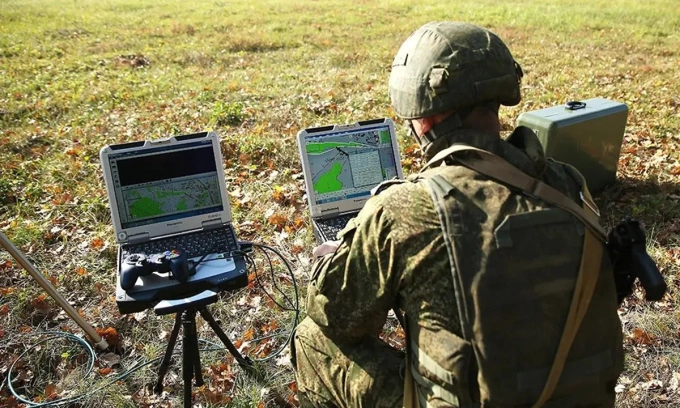Lính Nga chuẩn bị phóng UAV Tachyon trong cuộc diễn tập năm 2019. Ảnh: RIA Novosti