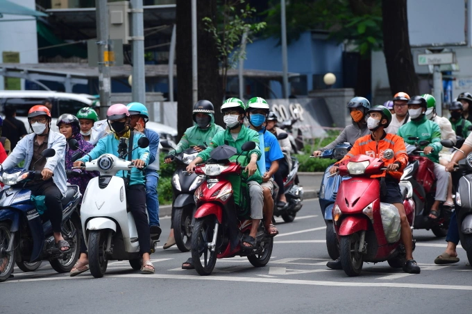 Tài xế các hãng xe công nghệ chạy trên đường trung tâm TP HCM. Ảnh: Thanh Tùng