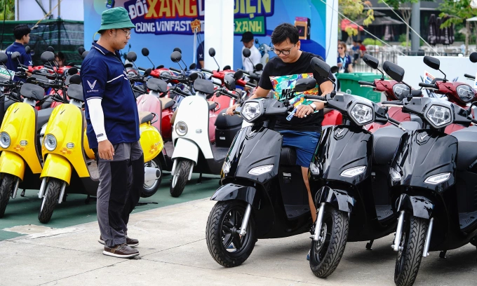 Người dân tham khảo xe máy điện tại một sự kiện ở TP HCM hồi tháng 7. Ảnh: Quốc Huy