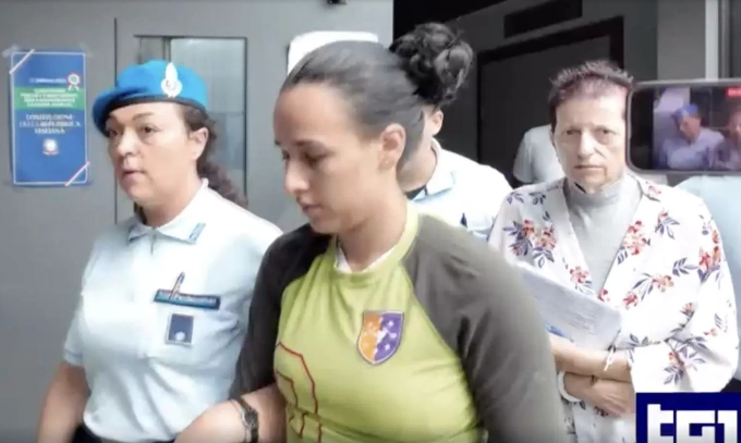Bà Lorena Venier (áo hoa) và con dâu Mailyn bị bắt sau giết con trai. Ảnh: Telegraph