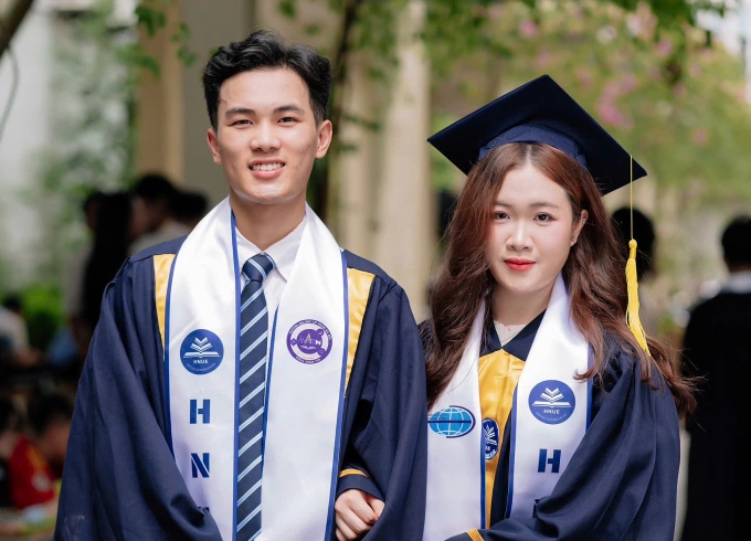 Chị em Đức Minh và Đức sáng trong ngày tốt nghiệp Đại học Sư phạm Hà Nội hồi tháng 6. Ảnh: Nhân vật cung cấp