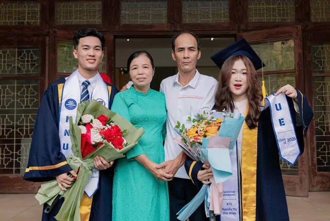 Minh và sáng chụp ảnh kỷ niệm cùng bố mẹ trong ngày tốt nghiệp. Ảnh: Nhân vật cung cấp