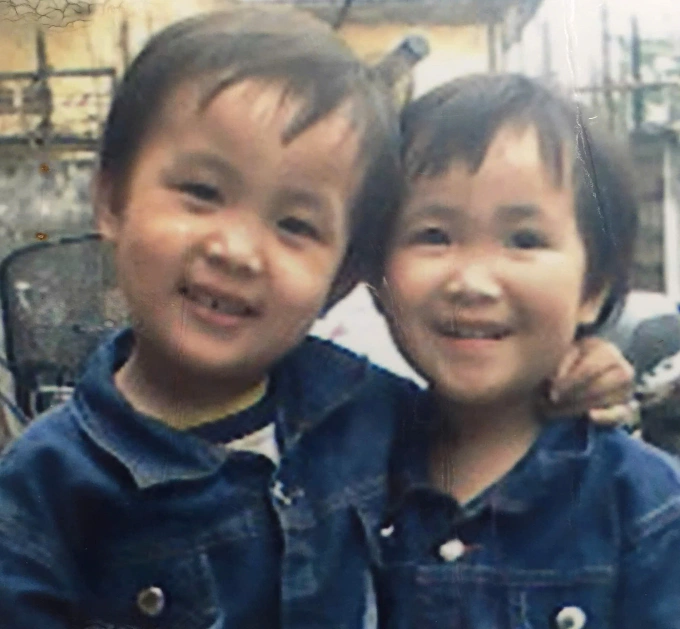 Minh (phải) và Sáng khi còn nhỏ. Ảnh: Nhân vật cung cấp
