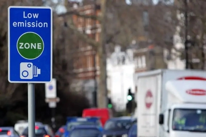 bảng thông báo vùng LEZ tại London. Ảnh: Rex Features