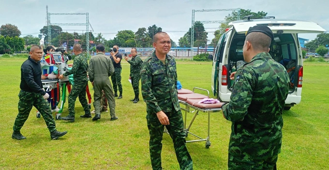 Binh sĩ Thái Lan được chuyển tới bệnh viện sau khi trúng mìn tại tỉnh Si Sa Ket sáng 9/8. Ảnh: Royal Thai Army
